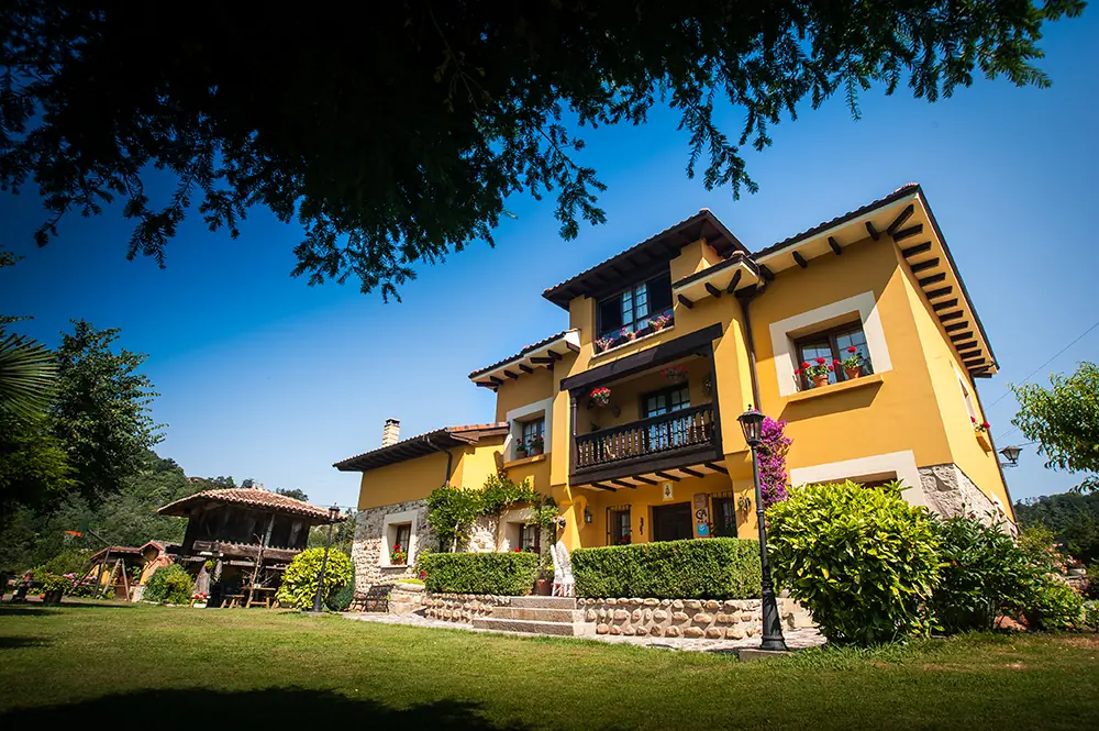 Fachada de Casa de Aldea Riosol con su jardín