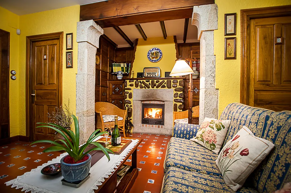 Salón con chimenea